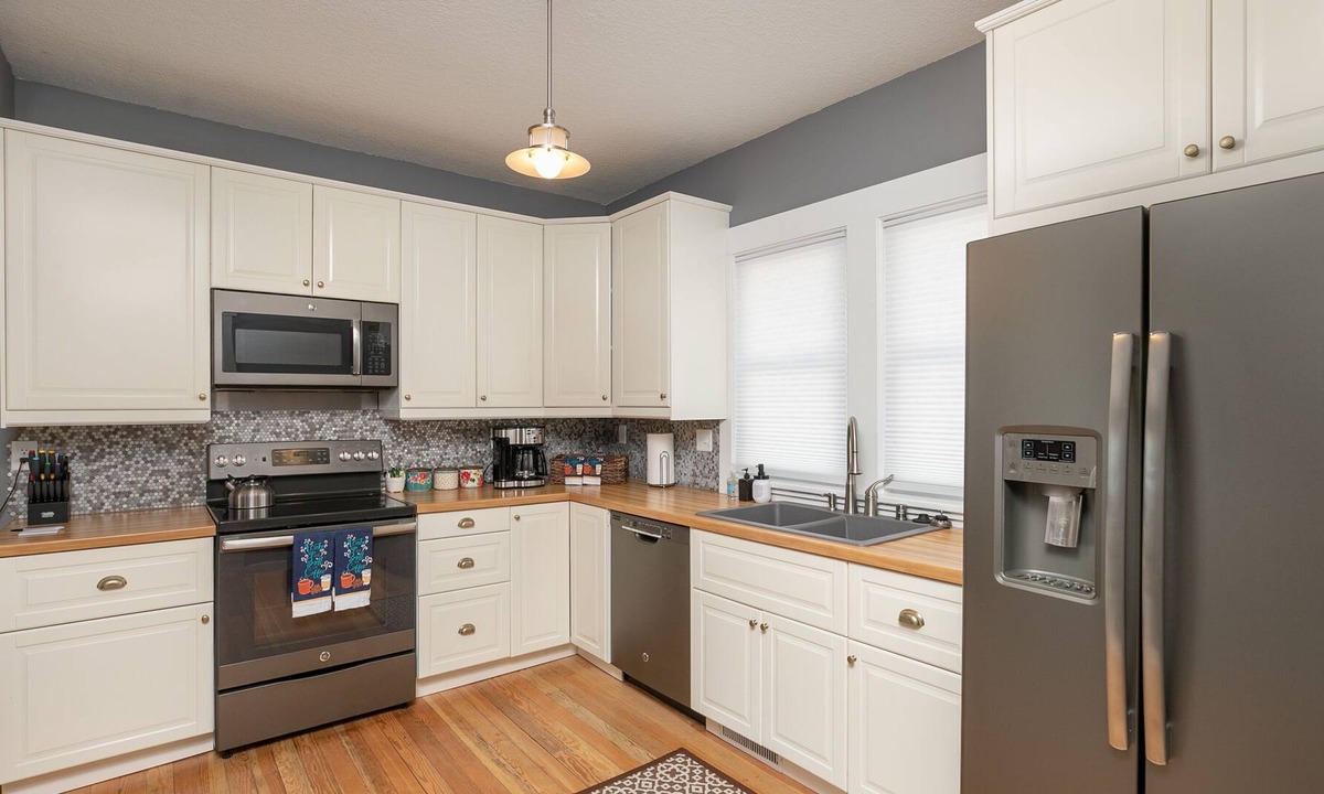 Kutzky Park House | King Bed* Next to Mayo* No Cleaning Fee