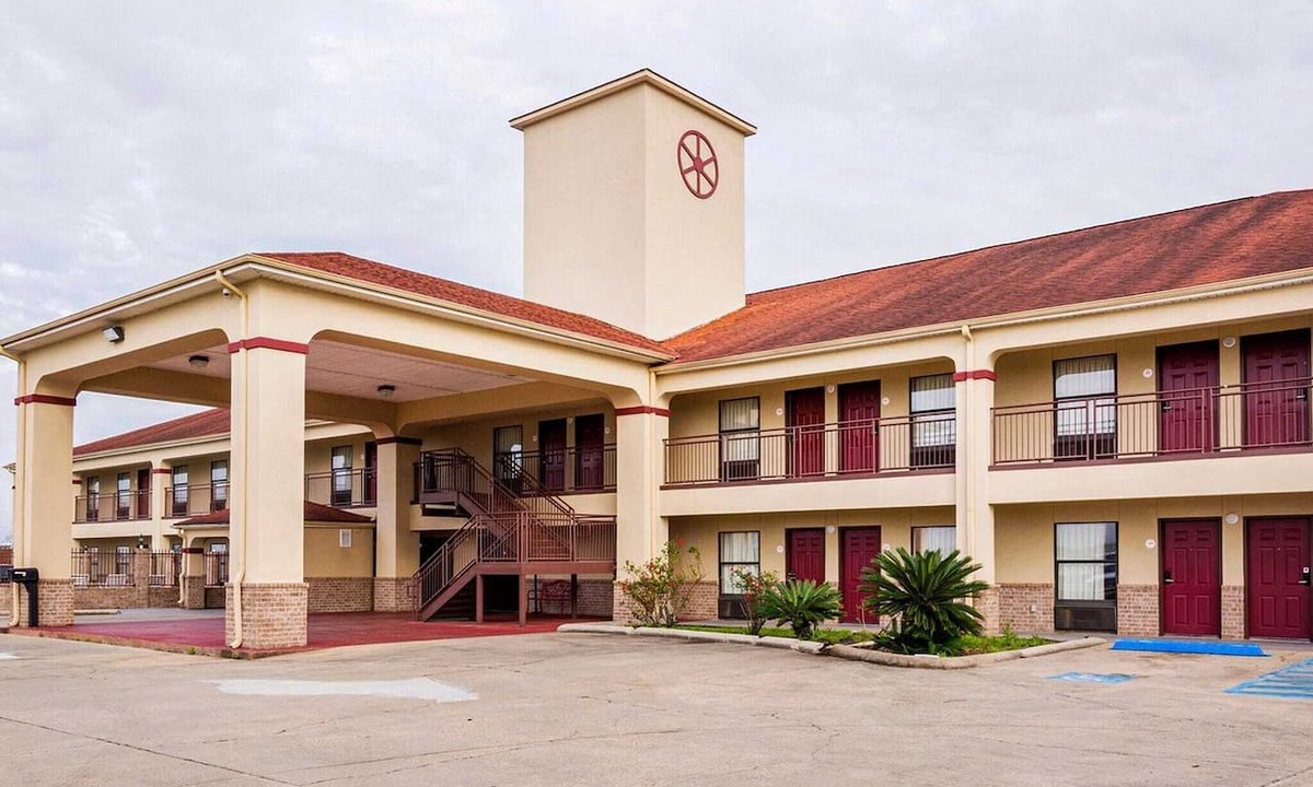 Port Allen Apartment | King Bed | Non-Smoking
