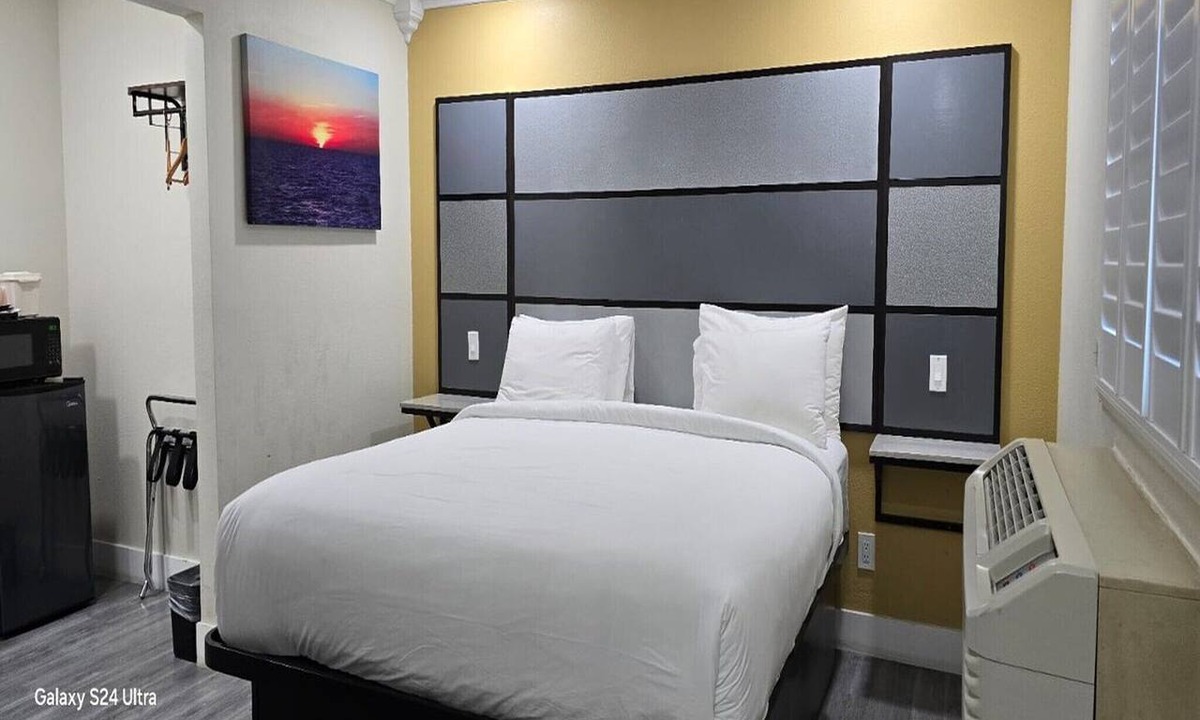 Victorville Apartment | King Bed|Smk| Jetted Tub