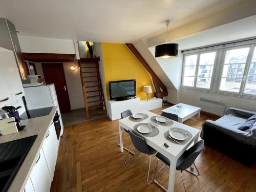 Caen City Centre Apartment | Kunzite YourHostHelper