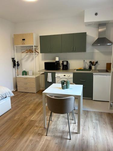 Issy-les-Moulineaux Apartment | L'à Côté du Jardin