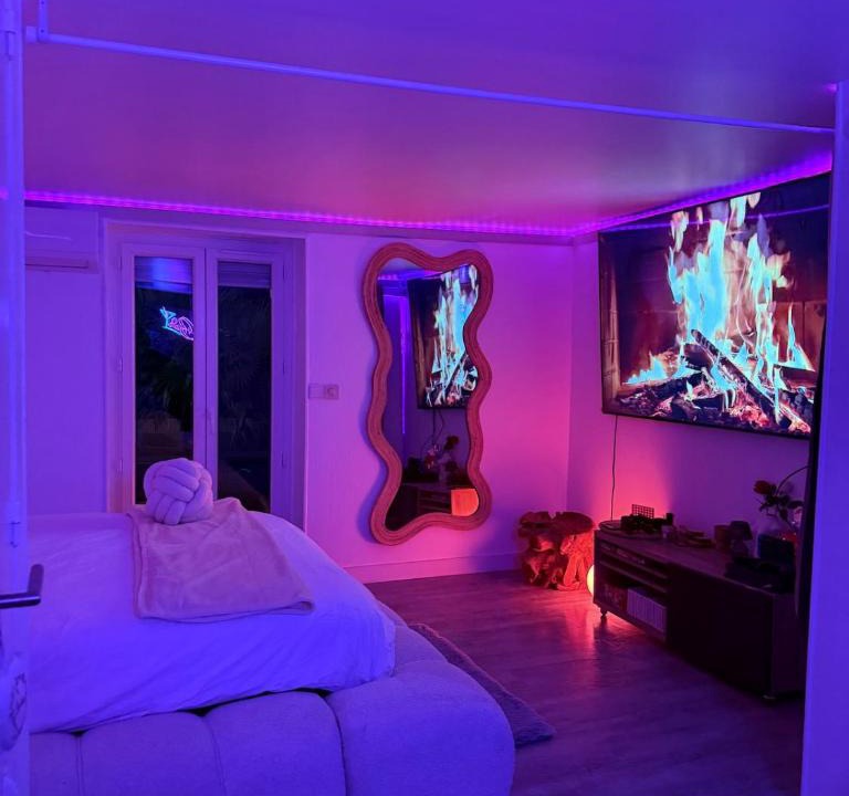 Savigny-sur-Orge Apartment | L'Interdite House - Limitless - Jacuzzi Cinema Love