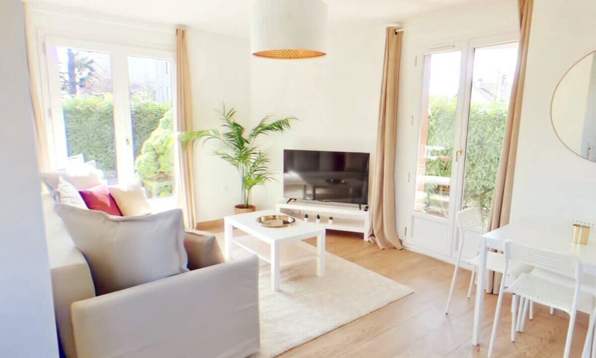 Livry-Gargan Apartment | L05 - Aéroport, Paris, Disney, Parc des Expositions by Villa Dengous