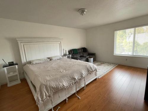 Valencia House | LA Lux Suite with Private Bathroom