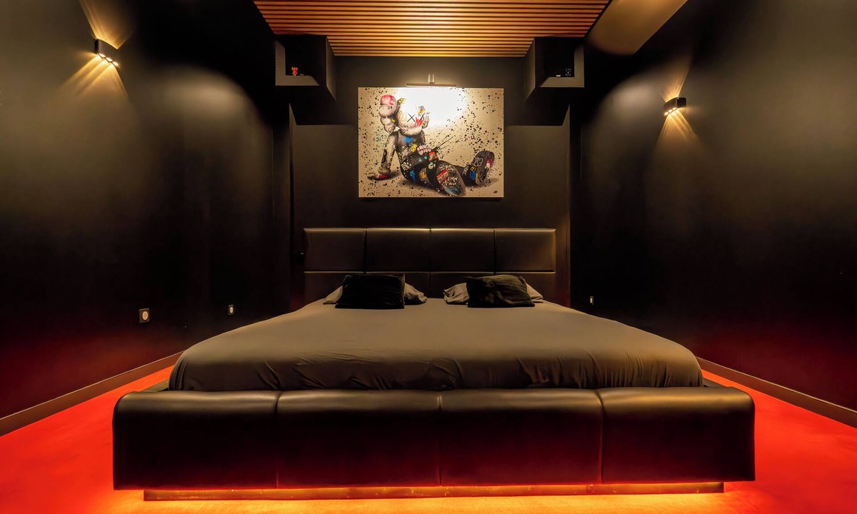 Precy-sur-Oise Apartment | La Suite d'Exception: Cinéma Privé & Spa de Rêve" (The Exceptional Suite: Private Cinema & Dream Spa)