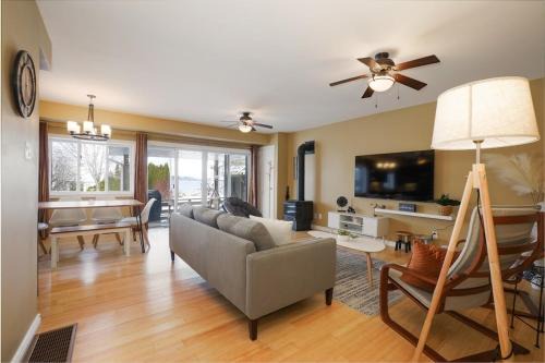Hamilton Township House | Lake-Access Cottage- Hot Tub, Fireplace&Pool Table