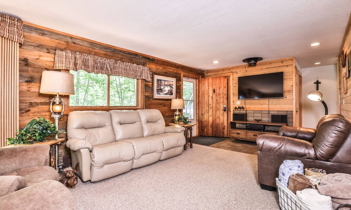 Harshaw House | Lake Front Family Paradise! Gorgeous 3 bedroom surrounded by wildlife.