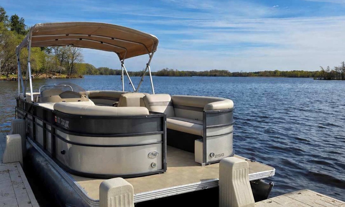 New Lisbon House | Lake Front | Pontoon | Arcade | Beach | Hot Tub