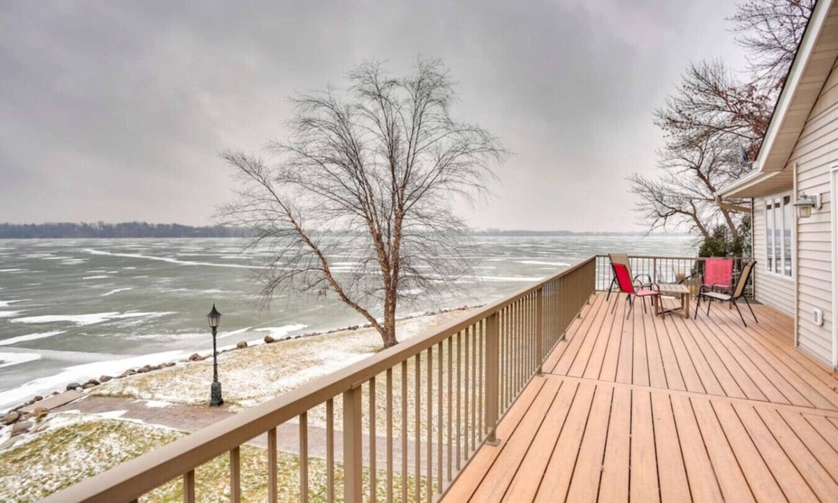 Howard Lake House | Lakefront 3BR | Hot Tub, Pool Table!