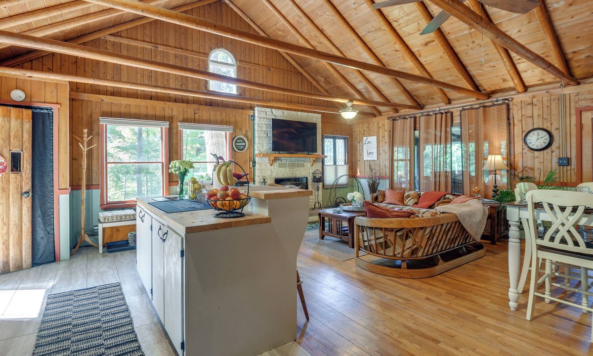 Chesapeake Ranch Estates-Drum Point Cottage | Lakefront Cabin Near Solomons Island w/Hot Tub