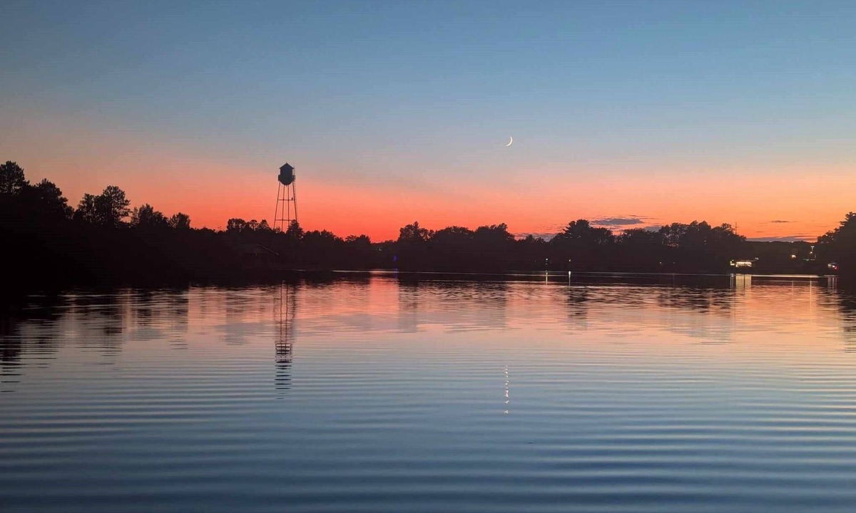 Hayward House | Lakefront Hayward Retreat, 3BR/2BA, Sleeps 9, Private Dock, Walk to Downtown