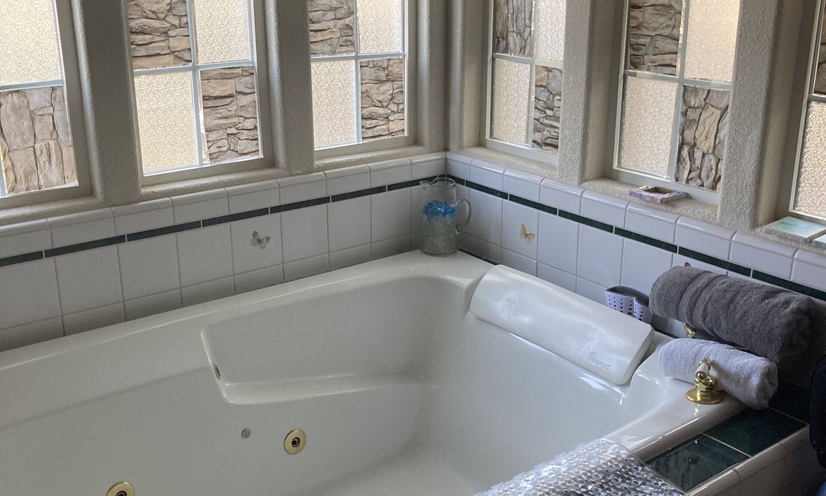 Glenhaven Bed & Breakfast | Lakefront nook
