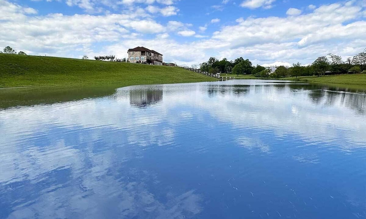 Purcellville Bed & Breakfast | Lakefront Retreat 1 BR 1 Full Bath w/Private Island Access + Breakfast Included
