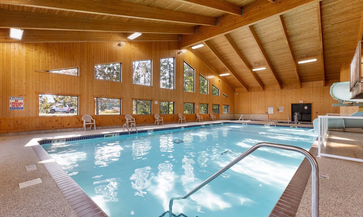Breezy Point Condo | Lakeview 1BR Condo with Fireplace & Balcony