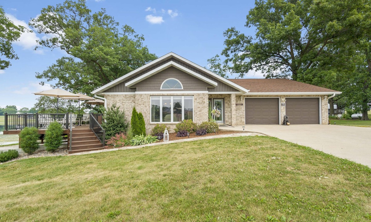 Delhi House | Lakeview Living - MAIN LIVING - Vacation home rental