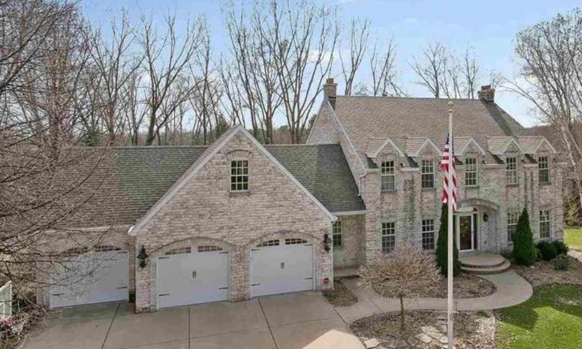 Ashwaubenon House | Lambeau Field retreat 1.6 Miles from Lambeau 2k sqft Lower level Luxury Walkout