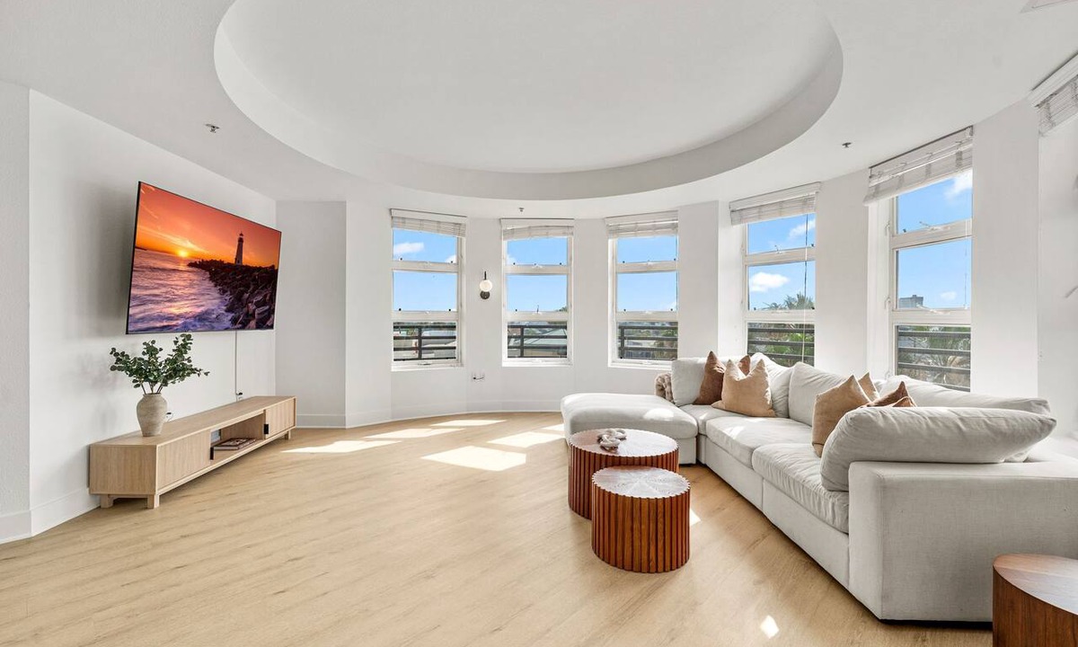 Pico Bed & Breakfast | Large 3BR Santa Monica Gem Central & 10 Min from the Ocean