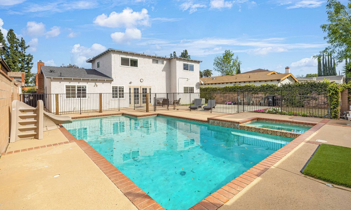 Tarzana House | Large 4 Bedroom/3 Bathroom with large pool