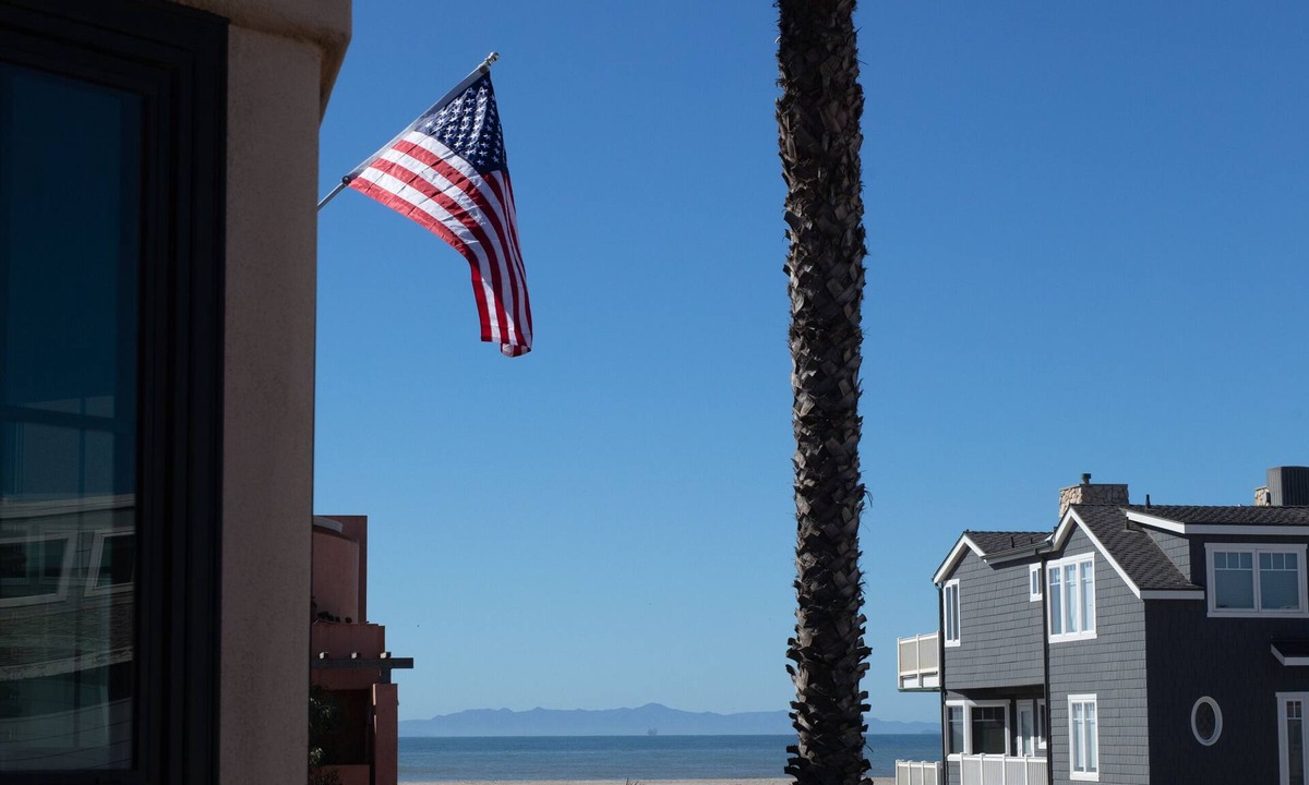 Hollywood House | Large California Beach House Impeccably Designed for Comfort 20 Steps to Beach!