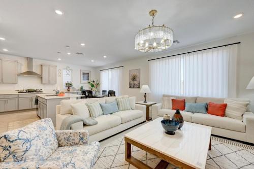Sovana Villa | Large Group Stays! Spacious 6BR 8Beds Vacation Home Near Strip