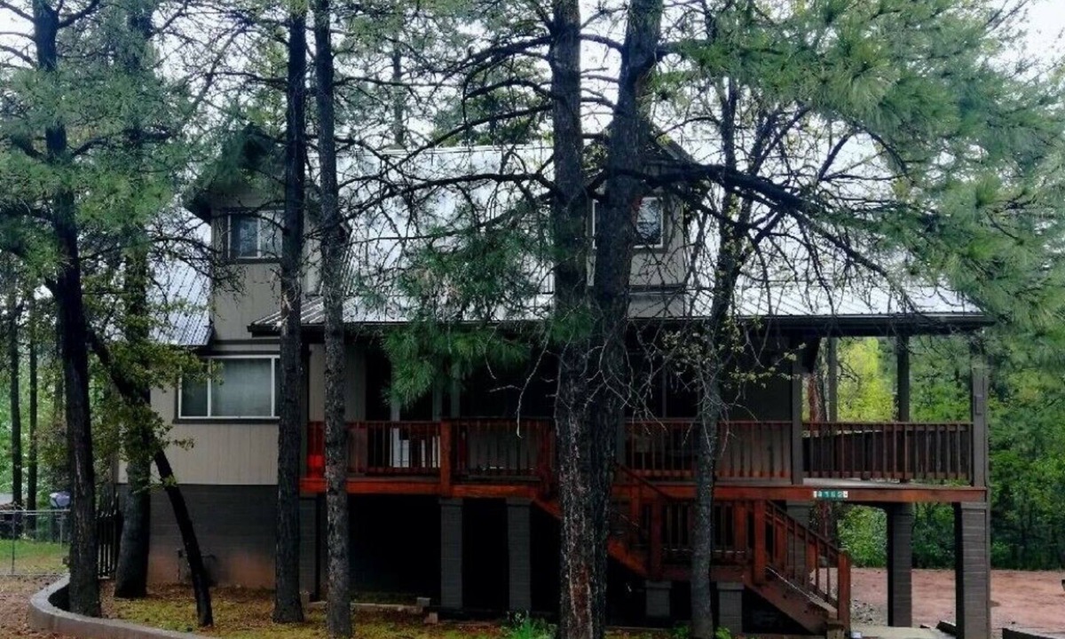 Strawberry House | Large home that is Family friendly and pet friendly non smoking home