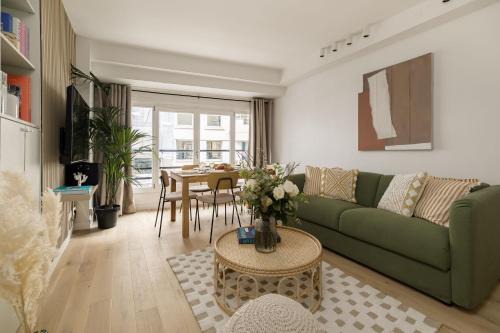 Vivienne Apartment | Lavie Maison Cozy Flat in Parisian Passage