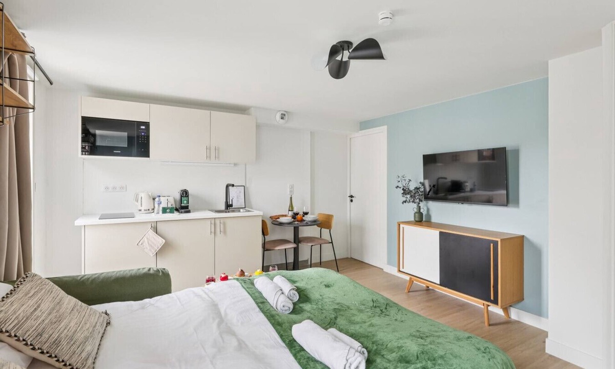 Epinettes Apartment | Lavie Maison : Spacious Studio near Montmartre
