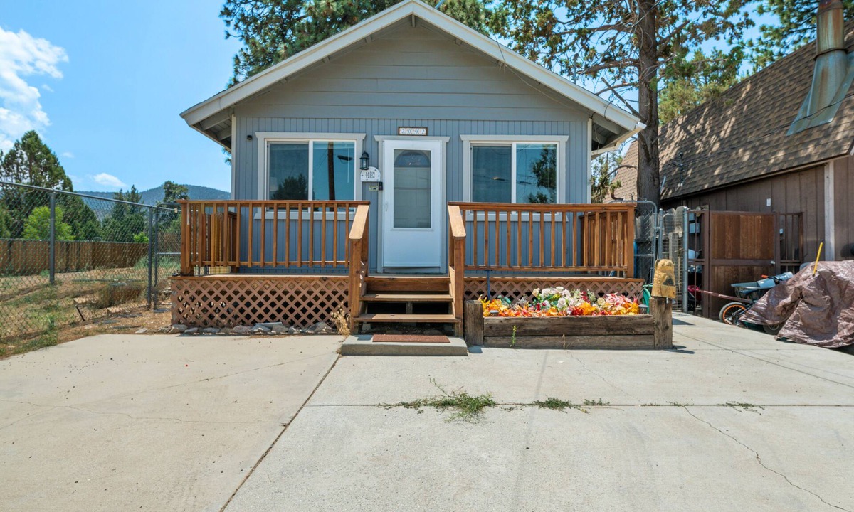 Woodlands Cabin | Lazy Bear Cabin - Fireplace, Smart TV, Fenced Yard, BBQ