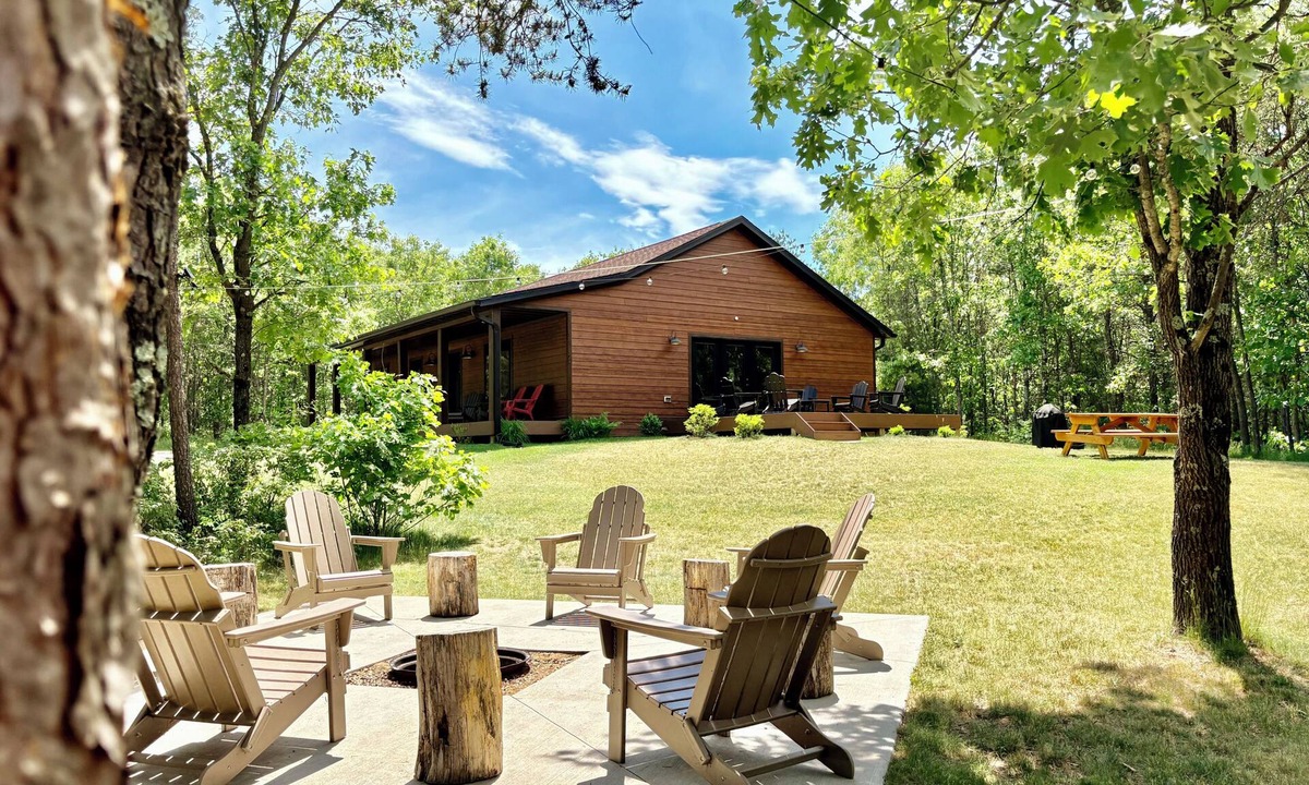 Wisconsin Dells House | Lazy Elk Lodge Luxury Cabin Game Room Fire Pit