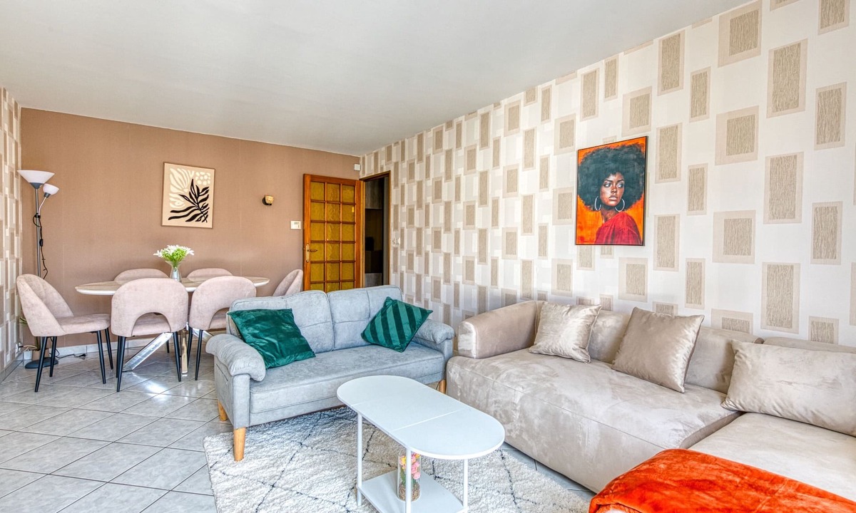 Mantes-la-Ville Apartment | Le Bouquet Violet - Gare à 1 km