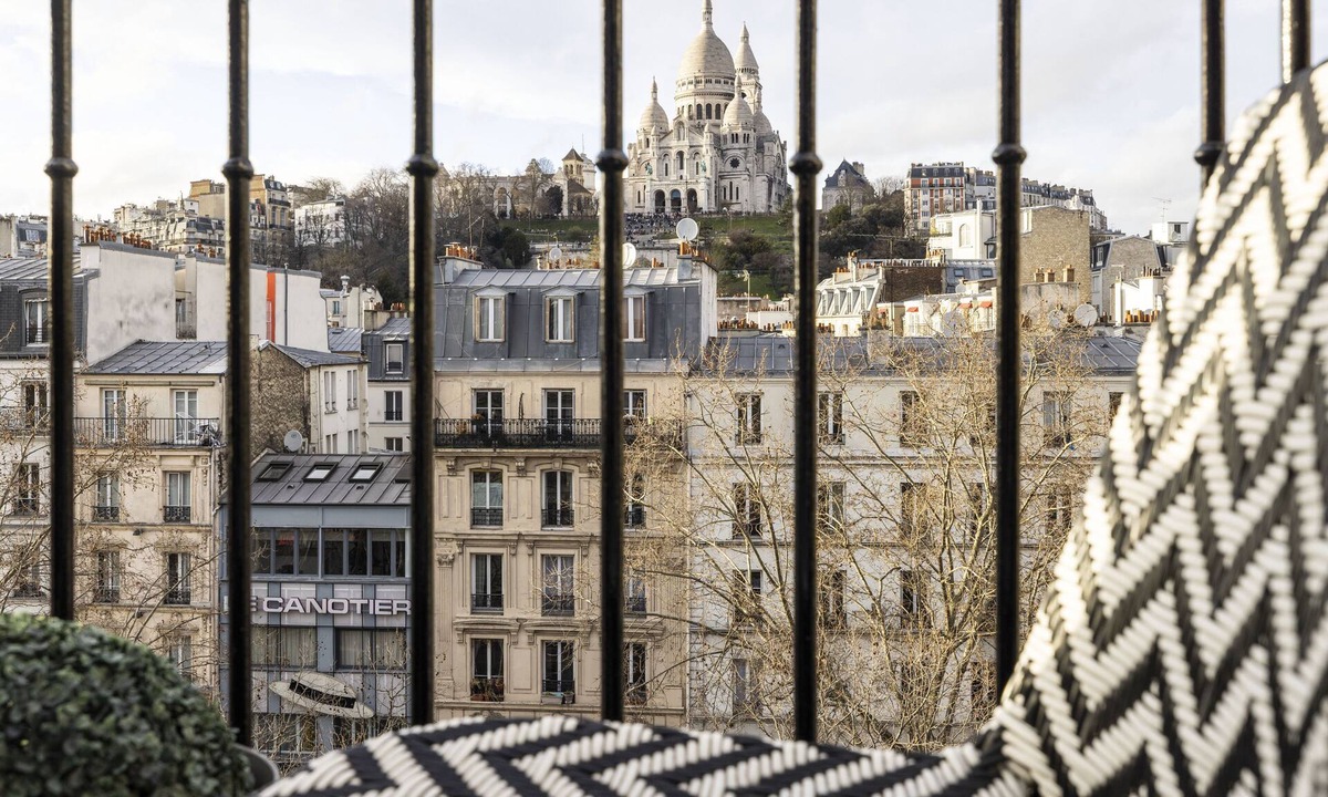 Quartier de Rochechouart Hostel | Le Régent Montmartre by Hiphophostels