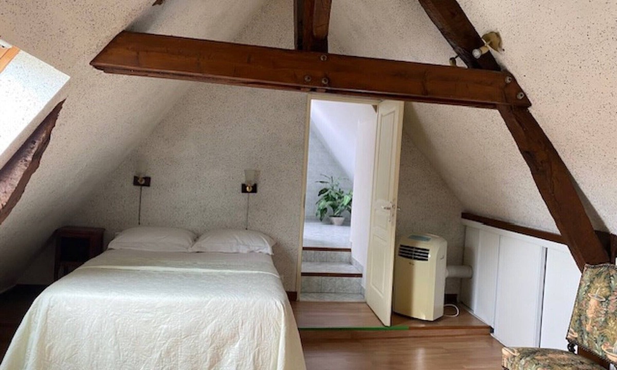 Chaumont-en-Vexin Bed & Breakfast | Le Relais Des Hirondelles - Gardénia Room with Garden Access