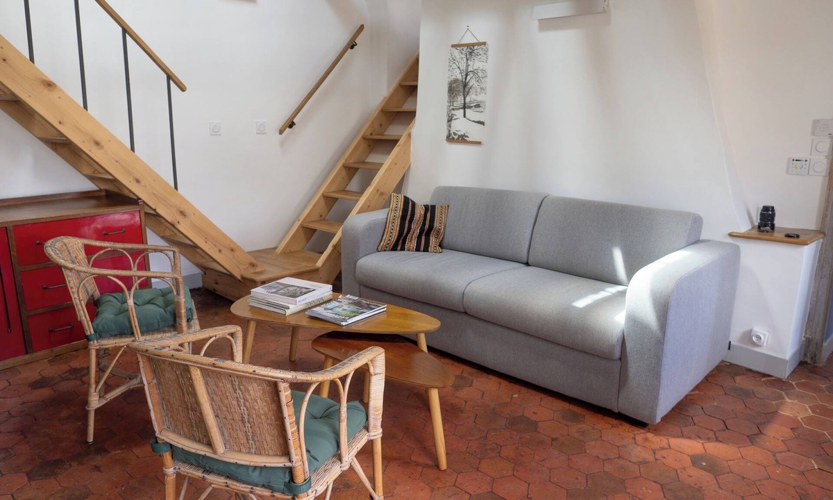 Saint-Louis Apartment | Le Royale6 · Calm & Stylish F4, Family‑Friendly, Steps from Castle & Stations