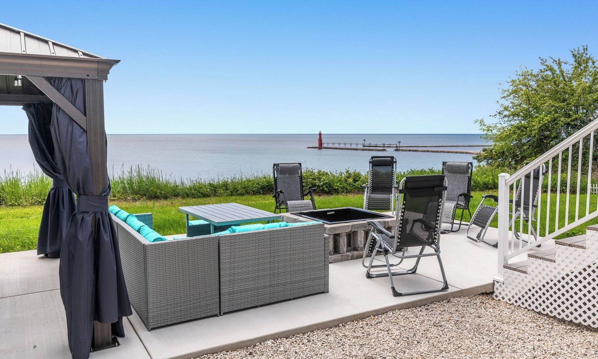 Algoma House | Lighthouse Retreat Close to Lambeau Field and the amazingDoor county Fall Color