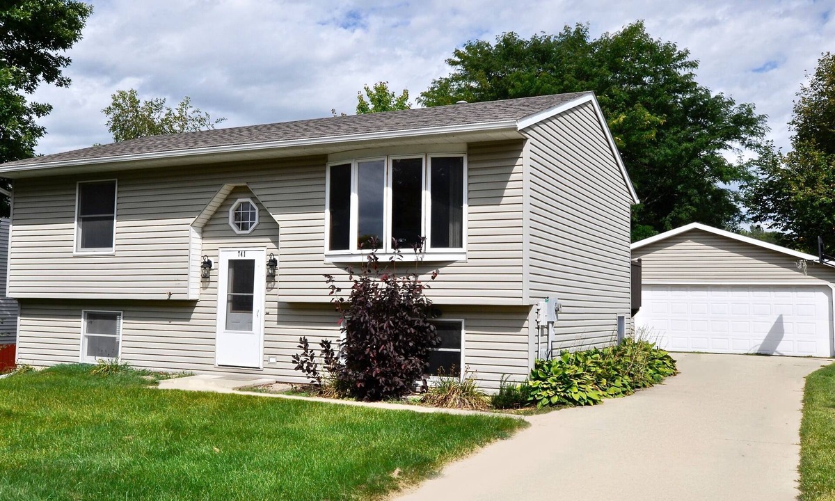 Glendale House | Lily House - 4 BR 2 Bath - Just 4 miles from Mayo Clinic/St. Mary's