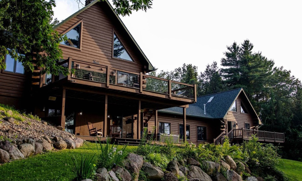 Weyauwega Cabin | Little Wolf Lodge–Spacious 5+ Bedroom Cabin on the Little Wolf River! Sleeps 16