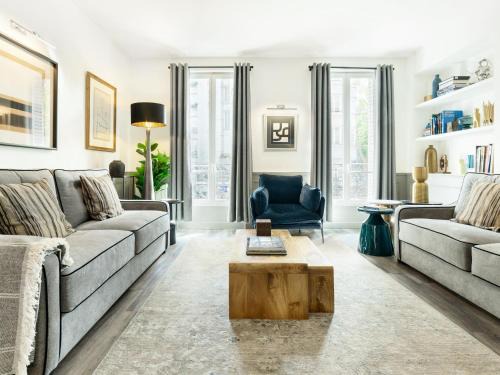 Saint-Vincent-de-Paul Apartment | LivinParis - Luxury 3 & AC 4 Bedrooms Montmartre I