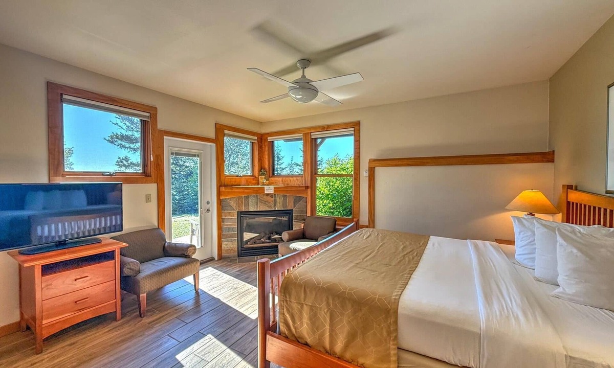 Lutsen Condo | Located directly on Lake Superior, this Guestroom is ideal for couples.
