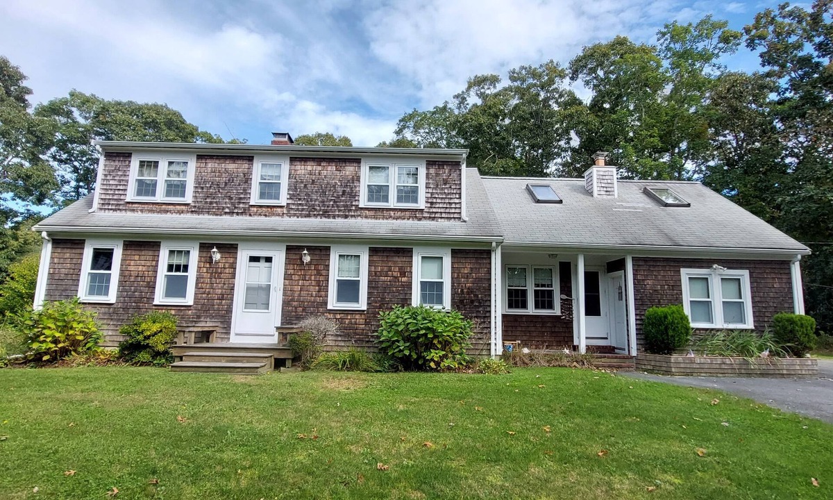 West Falmouth House | LOCATION! LOCATION! OLD SILVER BEACH! Saturday to Saturday weekly rental