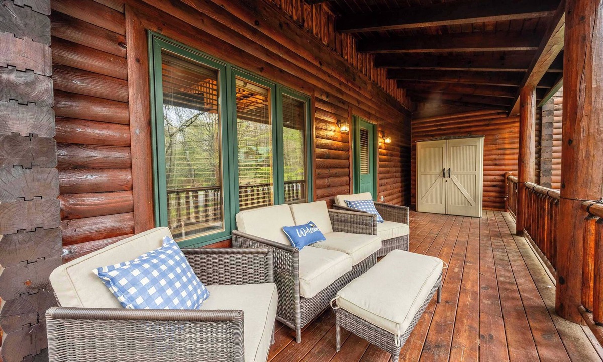 Thayerville Ski Chalet | Log chalet w/hot tub & BBQ grill
