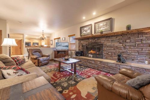 Summit Estates House | Log Haus Log cabin townhouse steps to the lake!