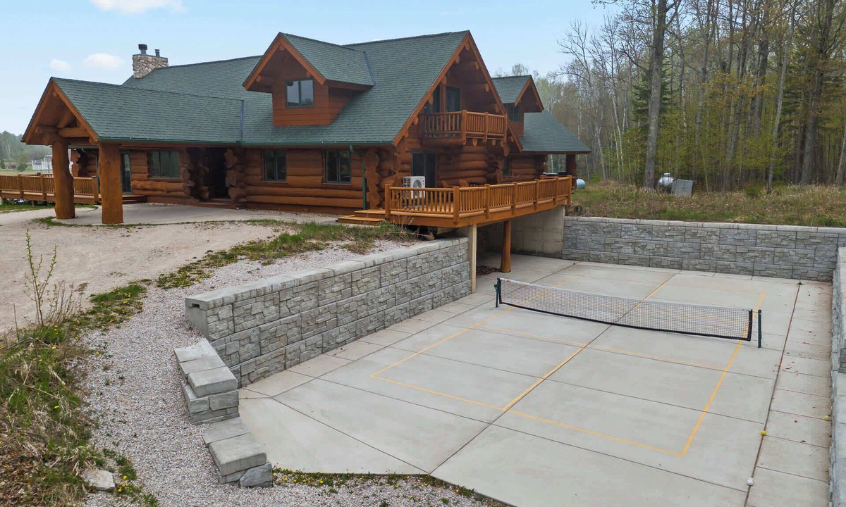 Fish Creek Apartment | Log Retreat w/Private Pickleball Court in Fish Creek!