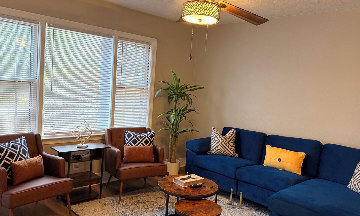 Mobile House | Lola's Manor- 3Bedroom Newly Renovated