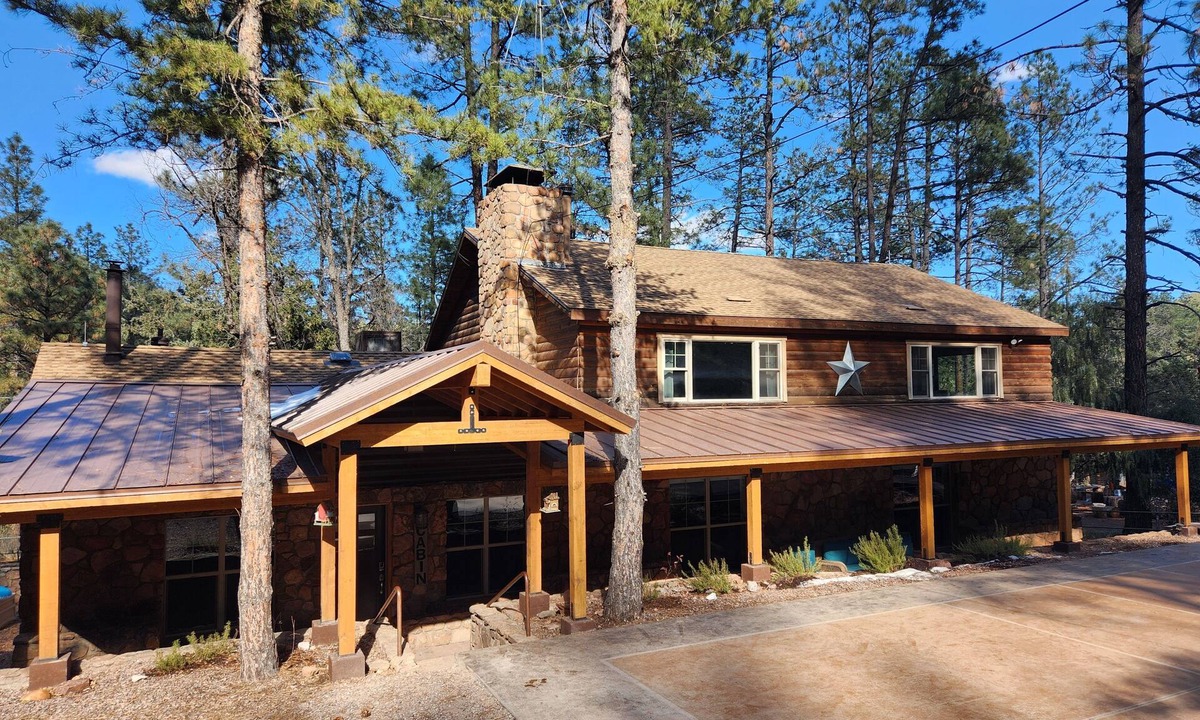 Whispering Pines Cabin | Lone Star Lodge in Whispering Pines w/Mountain View - Epic Pickleball Fun!