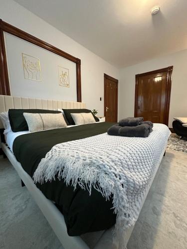 West Somerville House | Lovely 3 BR Entire Home Steps Away from Green Line and Red Line T Stations & Tufts Univ at Somerville Boston