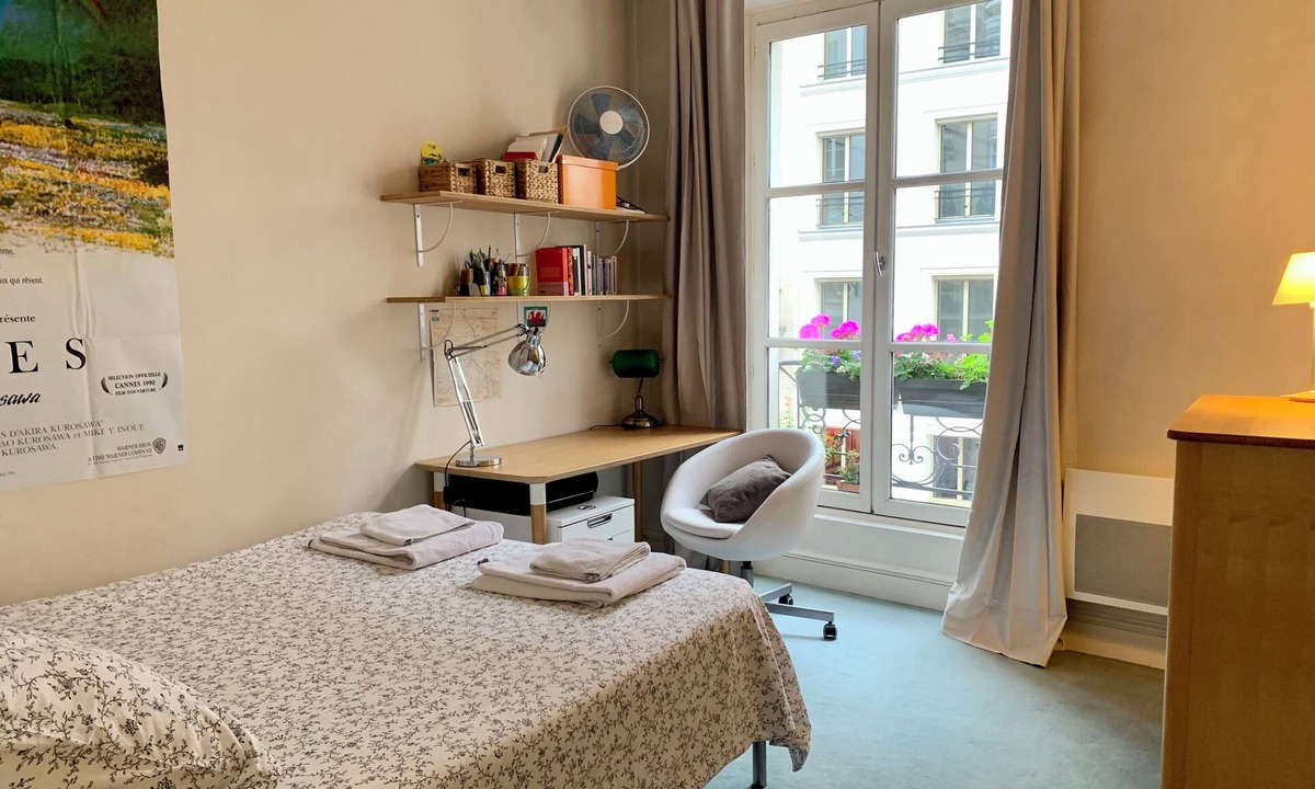 Quartier du Mail Apartment | LOVELY 55 SQM RUE MONTMARTRE HEART OF PARIS