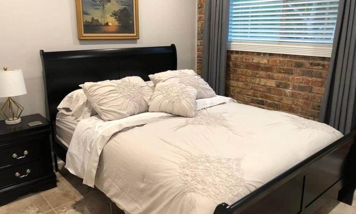 Highlands - Perkins Apartment | LSU campus | Bedroom TV | Gated | Pool | WD | Desk