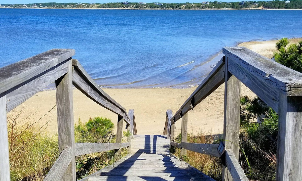 Wellfleet House | Lt. Island 4BD Waterfront Beauty-RIGHT ON THE BEACH, A/C, Screen Porch, Deck & Direct Water Access