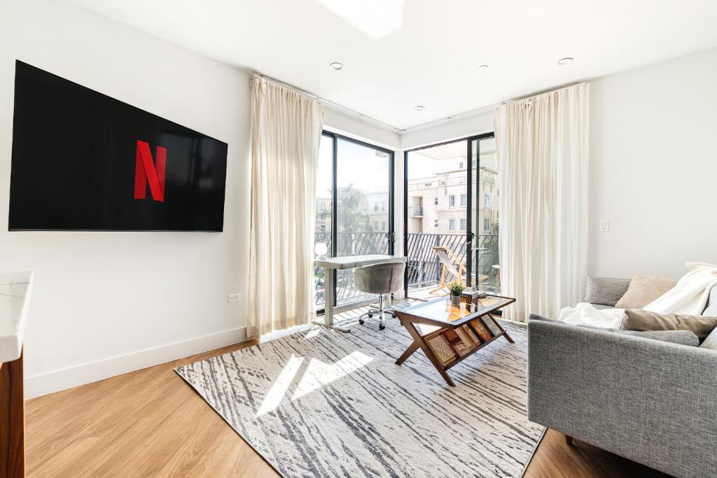 Wilshire Center Apartment | Lux Hotel style 2 bedroom apartment gym parking rooftop