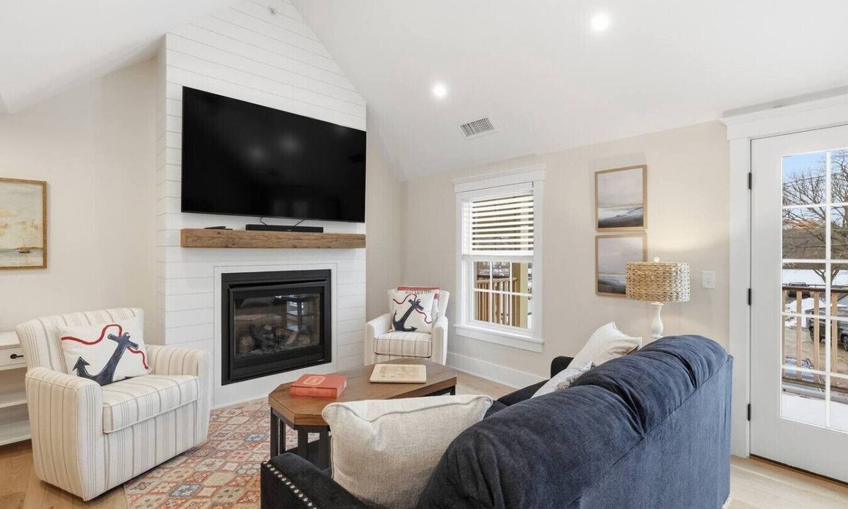 Falmouth Apartment | LUX on Main | Downtown | Parking | Sleeps 8, #204